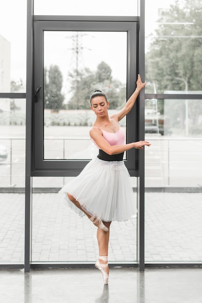 Una grácil bailarina de ballet clásica femenina en zapatos de punta