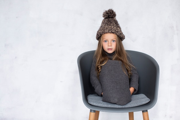 Graciosa niña con sombrero de invierno