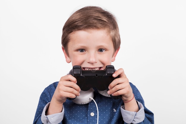 Foto gratuita gracioso niño jugando videojuegos