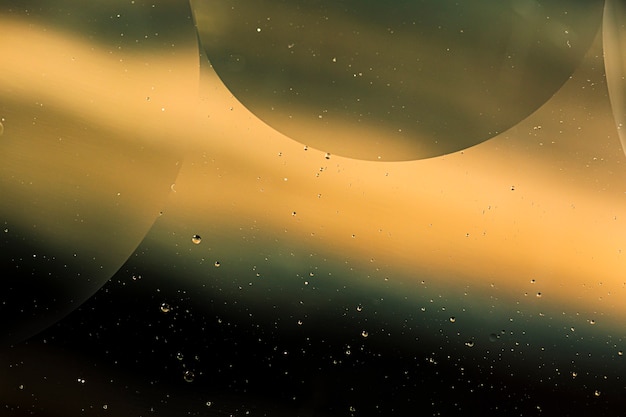 Gradiente de aceite de sepia cae sobre un fondo abstracto de superficie de agua