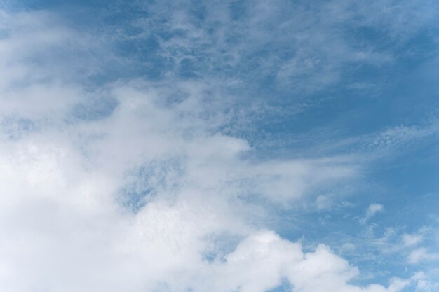 Gradiente azul de pacíficas nubes naturales