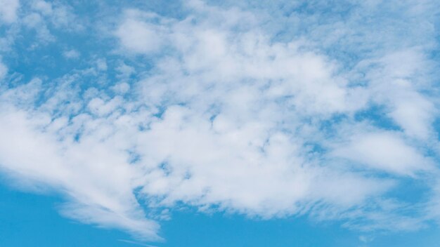 Gradiente azul de pacíficas nubes naturales