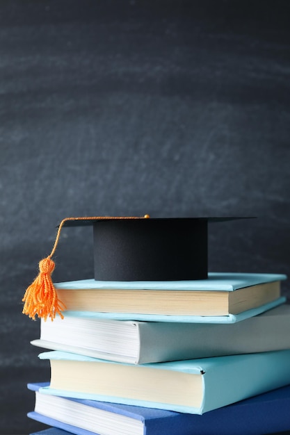 Foto gratuita graduación en el espacio conceptual de la escuela secundaria y la universidad para el texto