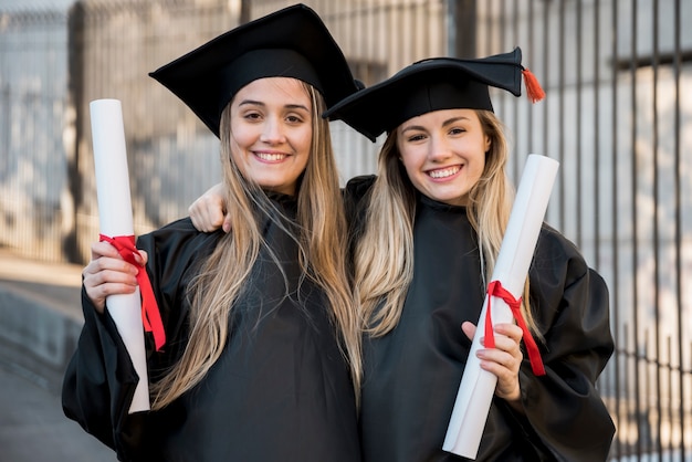 Graduados universitarios sonriendo a la cámara