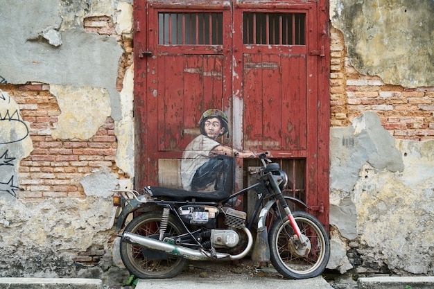 Graffiti de un hombre montado en motocicleta