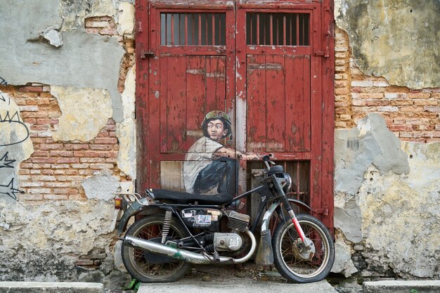 Graffiti de un hombre montado en motocicleta