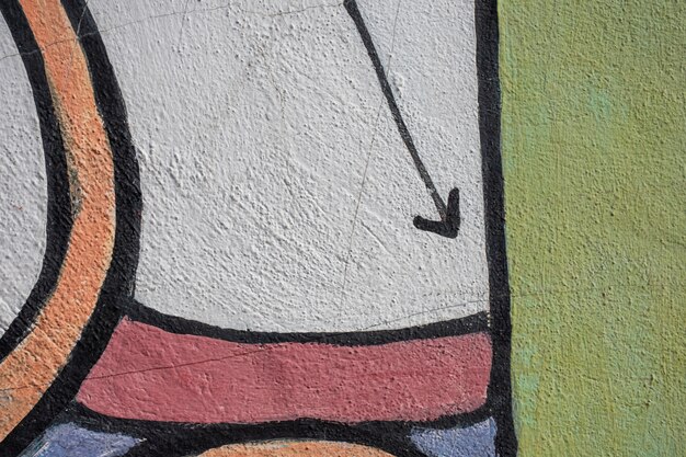 Graffiti inferior con flecha y fondo colorido