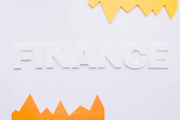 Gráfico amarillo y naranja con texto de finanzas sobre fondo blanco