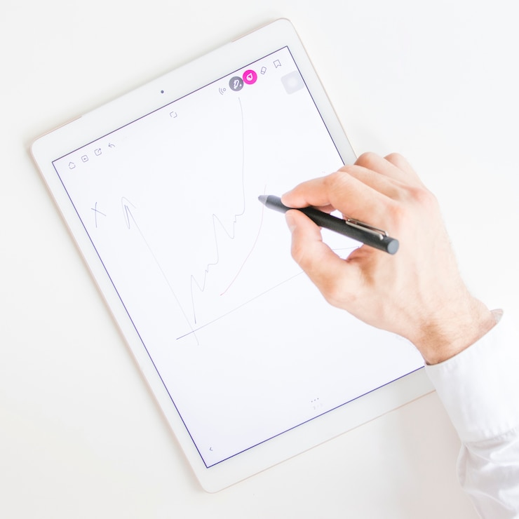 Foto gratuito gráfico de dibujo de mano del empresario con lápiz en la pantalla de la tableta digital gráfica