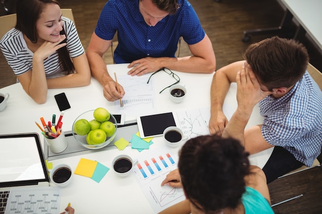 Foto gratuita gráfico con la discusión en la oficina