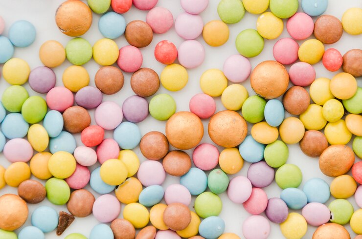 Foto gratuito gragea multicolor sobre fondo blanco