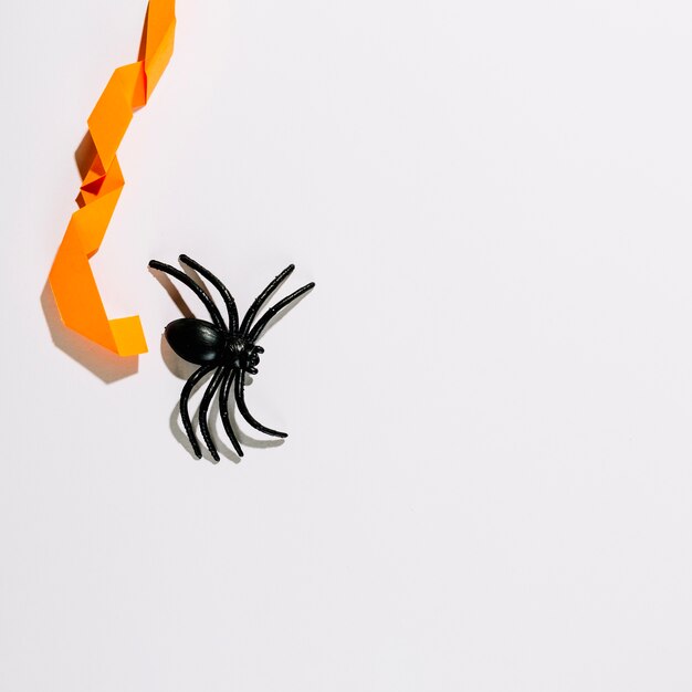 Gran araña negra con decoración de papel naranja