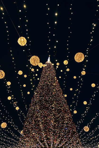 Gran árbol de navidad de la ciudad con muchas luces.