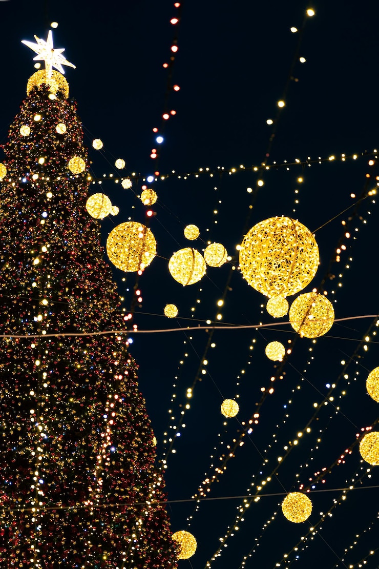 Foto gratuito gran árbol de navidad de la ciudad con muchas luces.