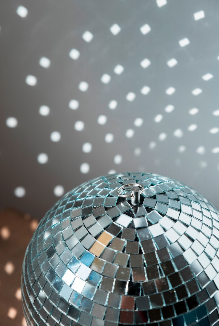 Foto gratuito gran bola de discoteca con brillantes luces de fiesta.