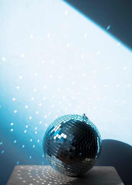 Gran bola de discoteca en silla con luces de fiesta