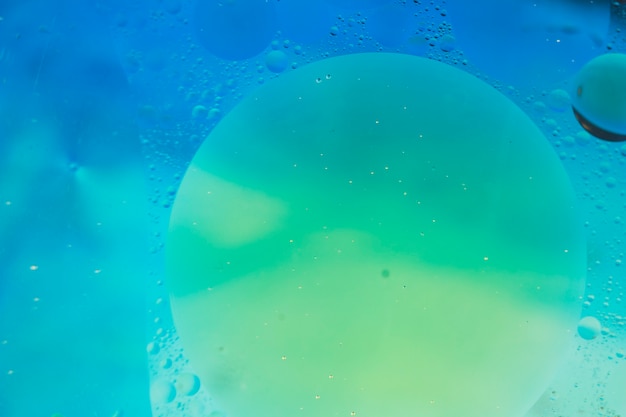 Gran burbuja en el telón de fondo con textura azul y verde