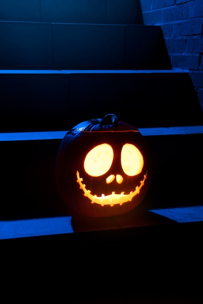 Foto gratuita gran calabaza de halloween en las escaleras