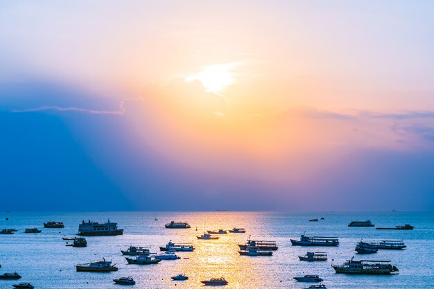 Una gran cantidad de barco o barco en el océano marino de la bahía de Pattaya y la ciudad en Tailandia