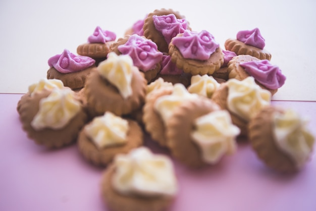 Foto gratuita una gran cantidad de galletas