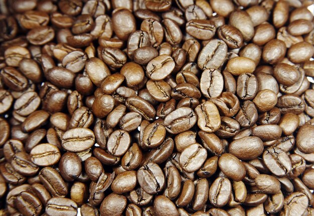 Gran cantidad de granos de café tostados derramados