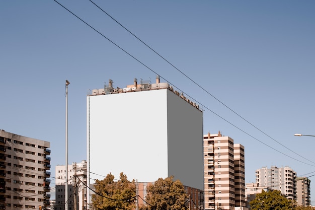 Gran cartelera blanca en blanco en el edificio de la ciudad.