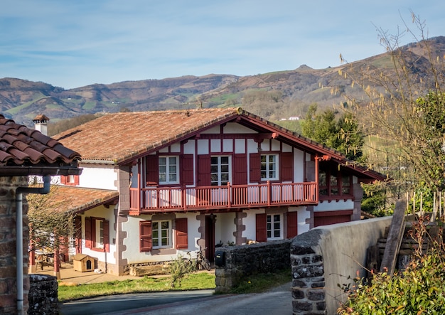 Gran casa rodeada de montañas y árboles