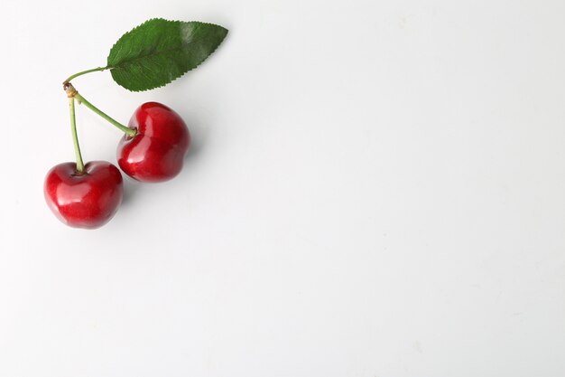 Gran cereza en el fondo blanco