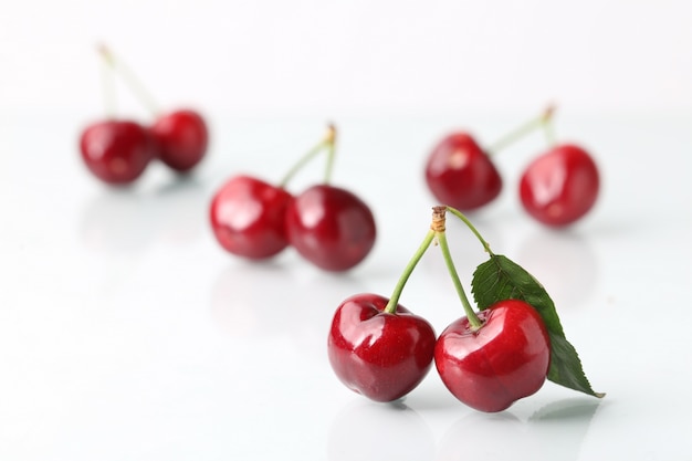 Foto gratuita gran cereza en el fondo blanco