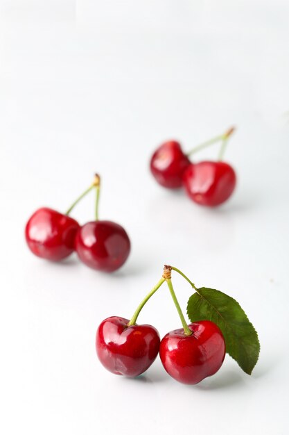 Gran cereza en el fondo blanco