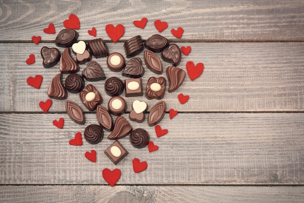 Gran corazón lleno de caramelos de chocolate