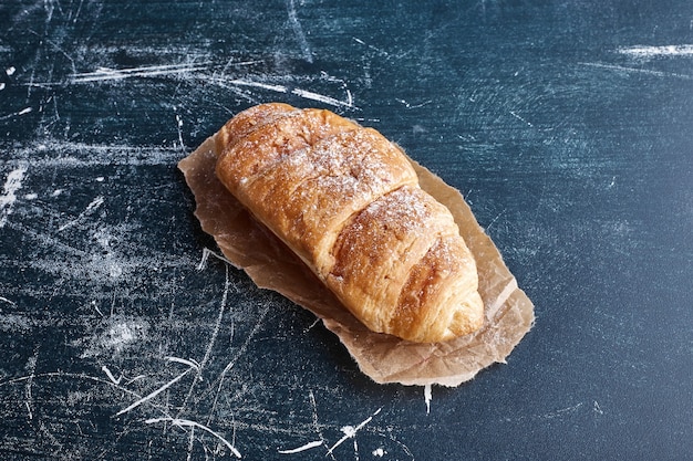 Un gran croissant en una hoja de papel.