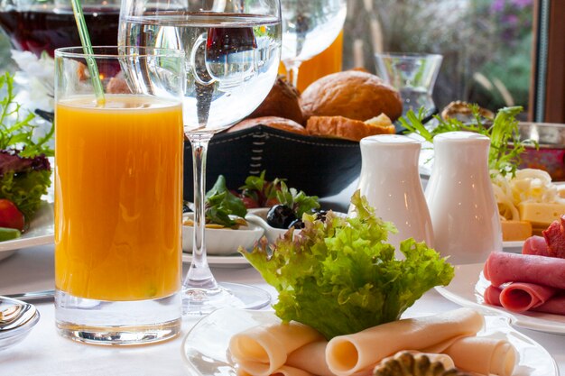 Gran desayuno frío con jugo de naranja