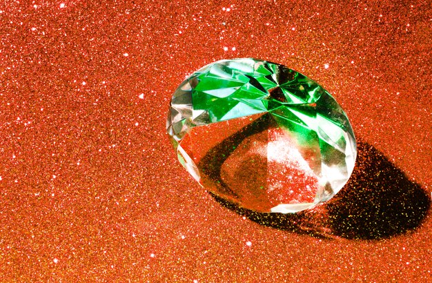 Un gran diamante de cristal sobre un fondo brillante naranja brillante