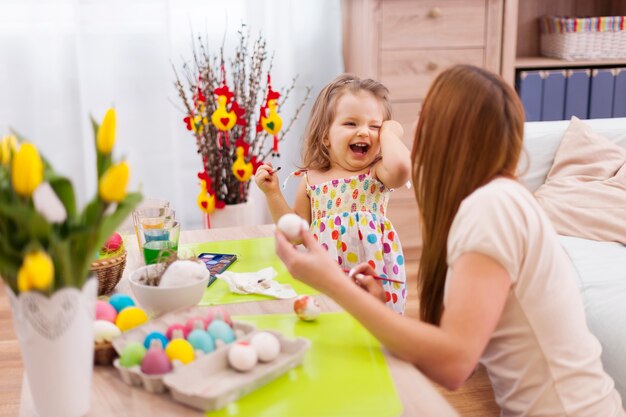 Gran diversión con la madre en Pascua.