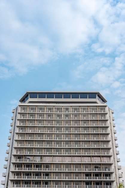 Gran edificio antiguo en un distrito comercial