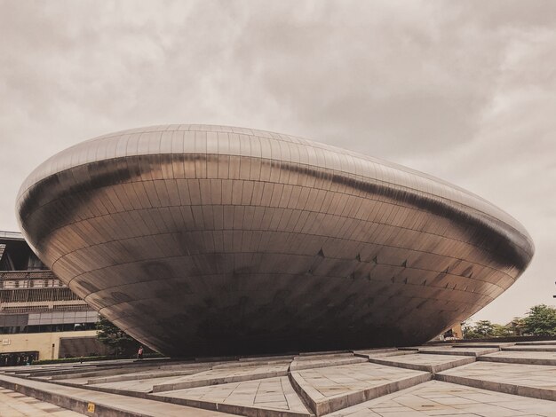 Gran estructura metálica en medio de una ciudad moderna