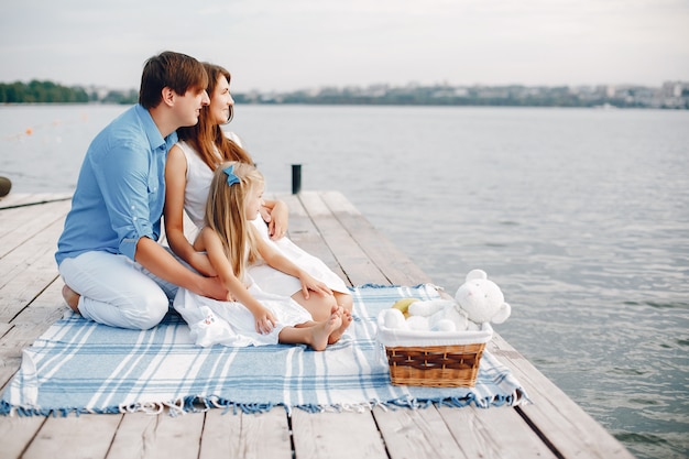 Gran familia cerca del lago