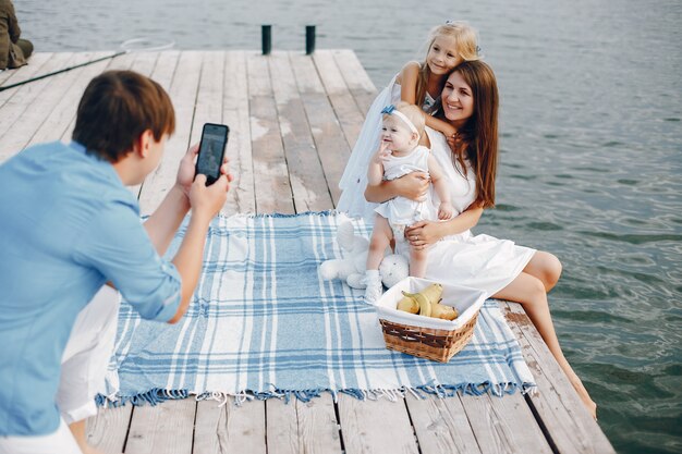 Gran familia cerca del lago