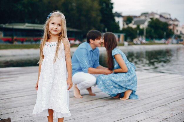 Gran familia cerca del lago