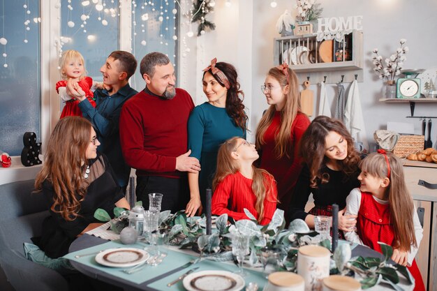 Gran familia con cuatro hijas pasa tiempo en casa