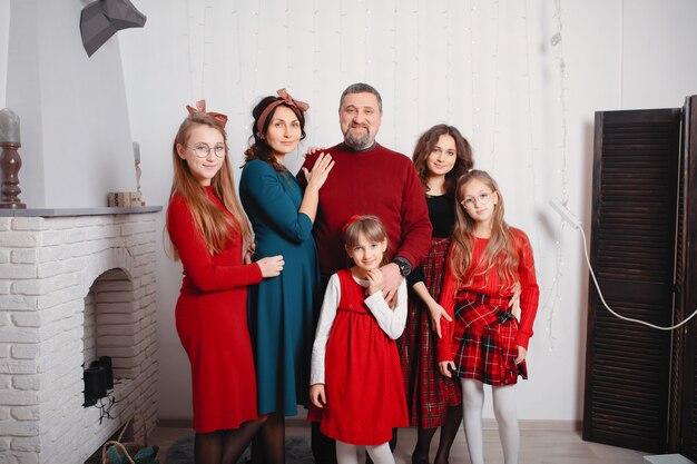 Gran familia con cuatro hijas pasa tiempo en casa