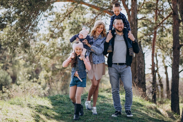 Gran familia con niños juntos en el bosque