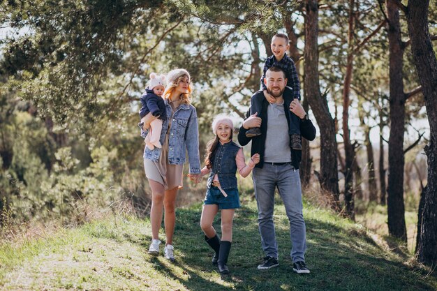 Gran familia con niños juntos en el bosque