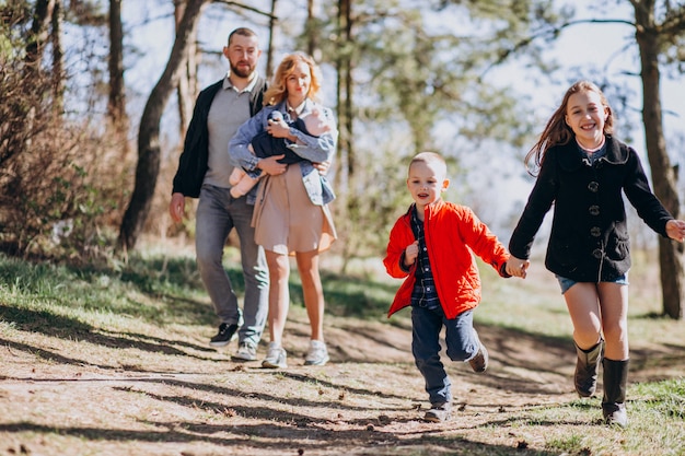 Gran familia con niños juntos en el bosque