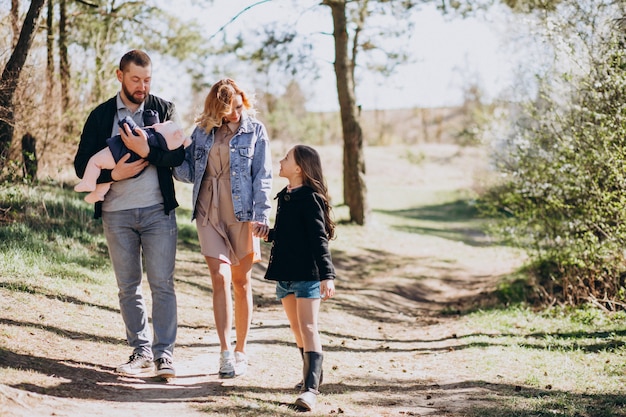 Gran familia con niños juntos en el bosque