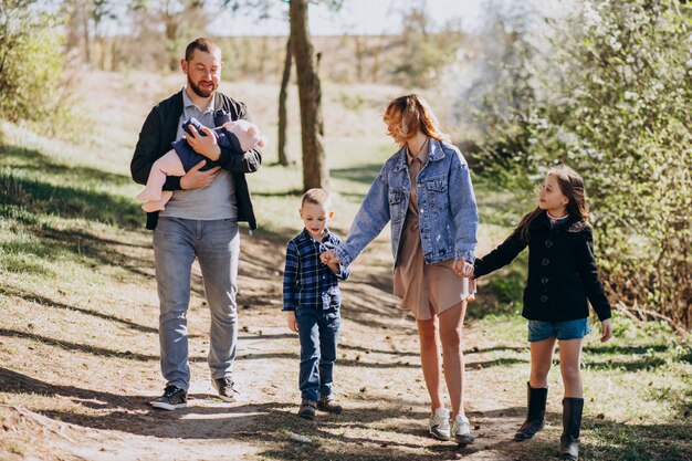 Gran familia con niños juntos en el bosque