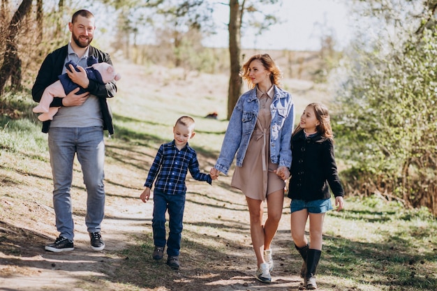 Gran familia con niños juntos en el bosque