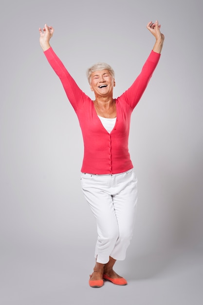 Foto gratuita gran felicidad por el éxito de la mujer mayor