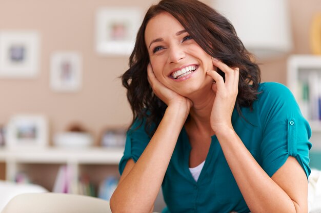 Gran felicidad de mujer hermosa